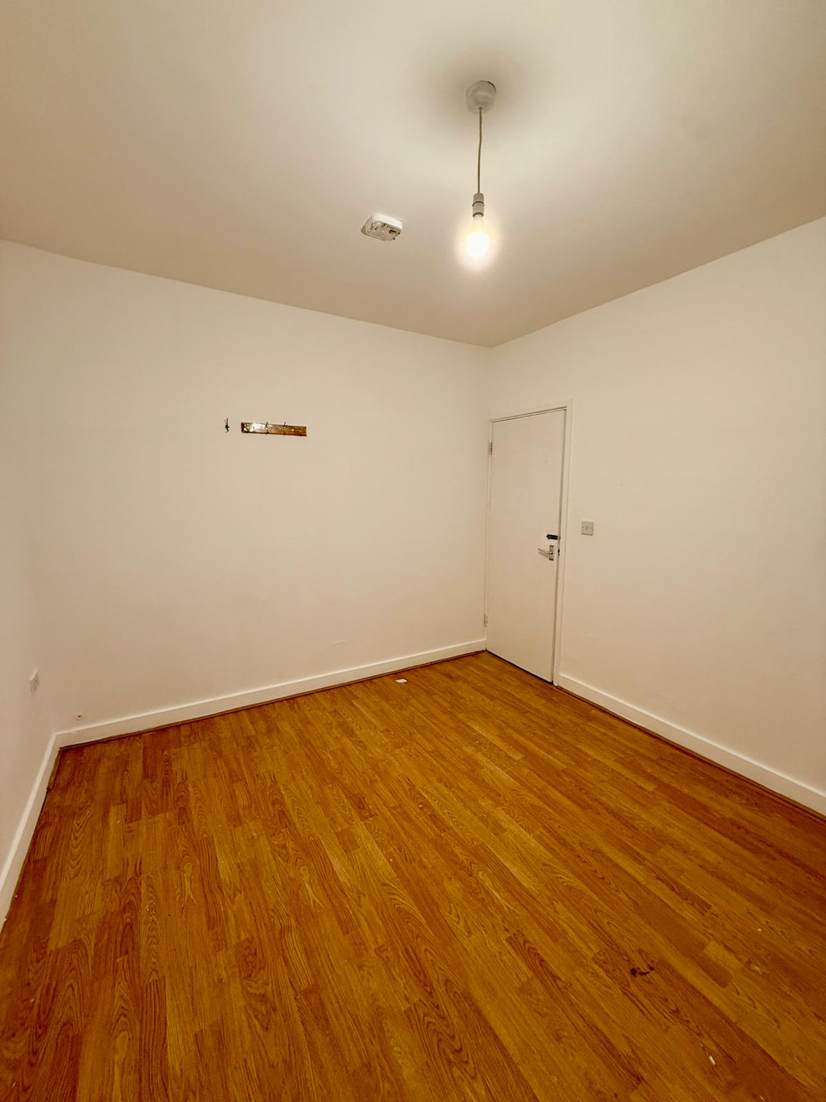 Flat Effingham Road in Greater London