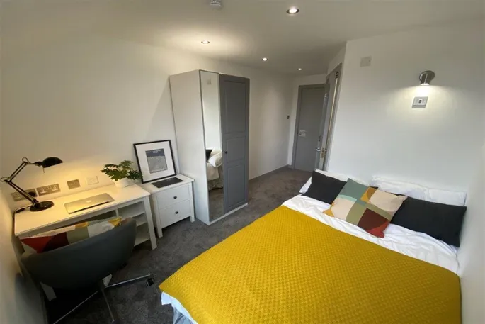 Room Moore Gate in Nottingham