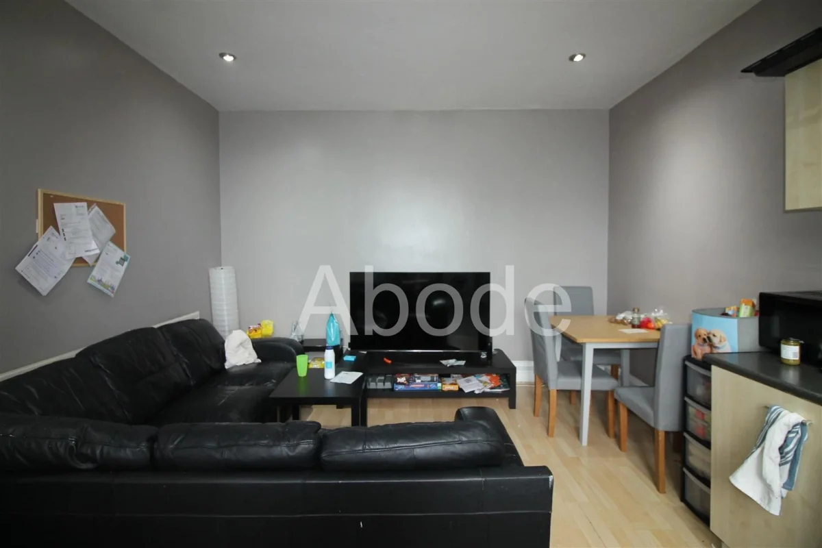 Flat Belle Vue Road in Leeds