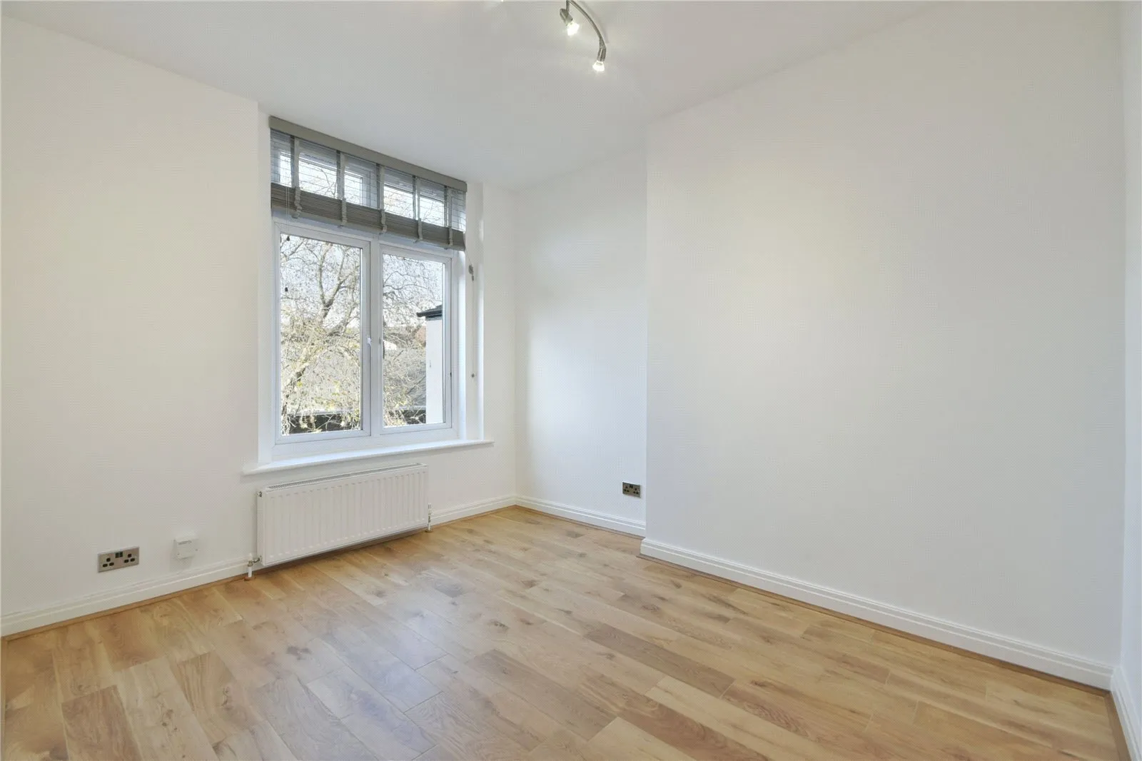 Flat Rockhall Road in Greater London