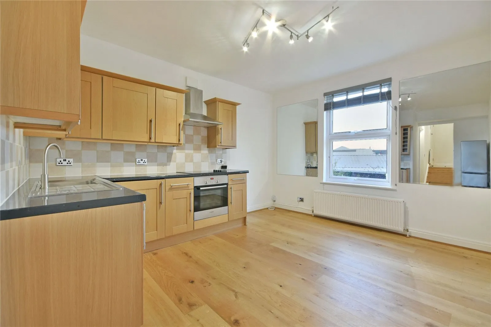Flat Rockhall Road in Greater London