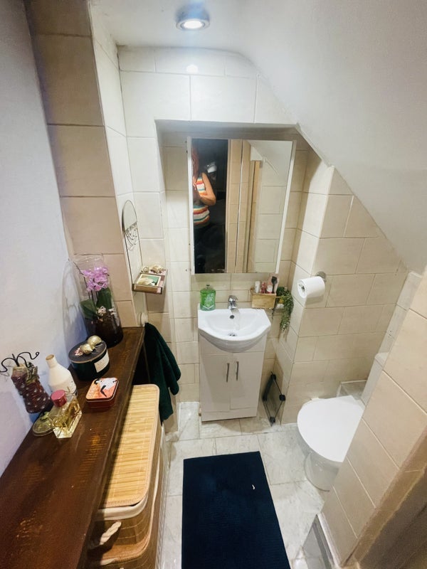 Room Chiswick High Road in Greater London