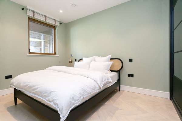Flat Andrews Road in Greater London
