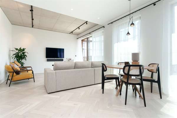 Flat Andrews Road in Greater London