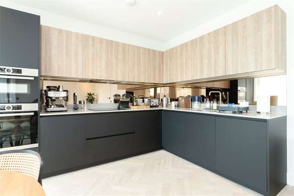 Flat Andrews Road in Greater London