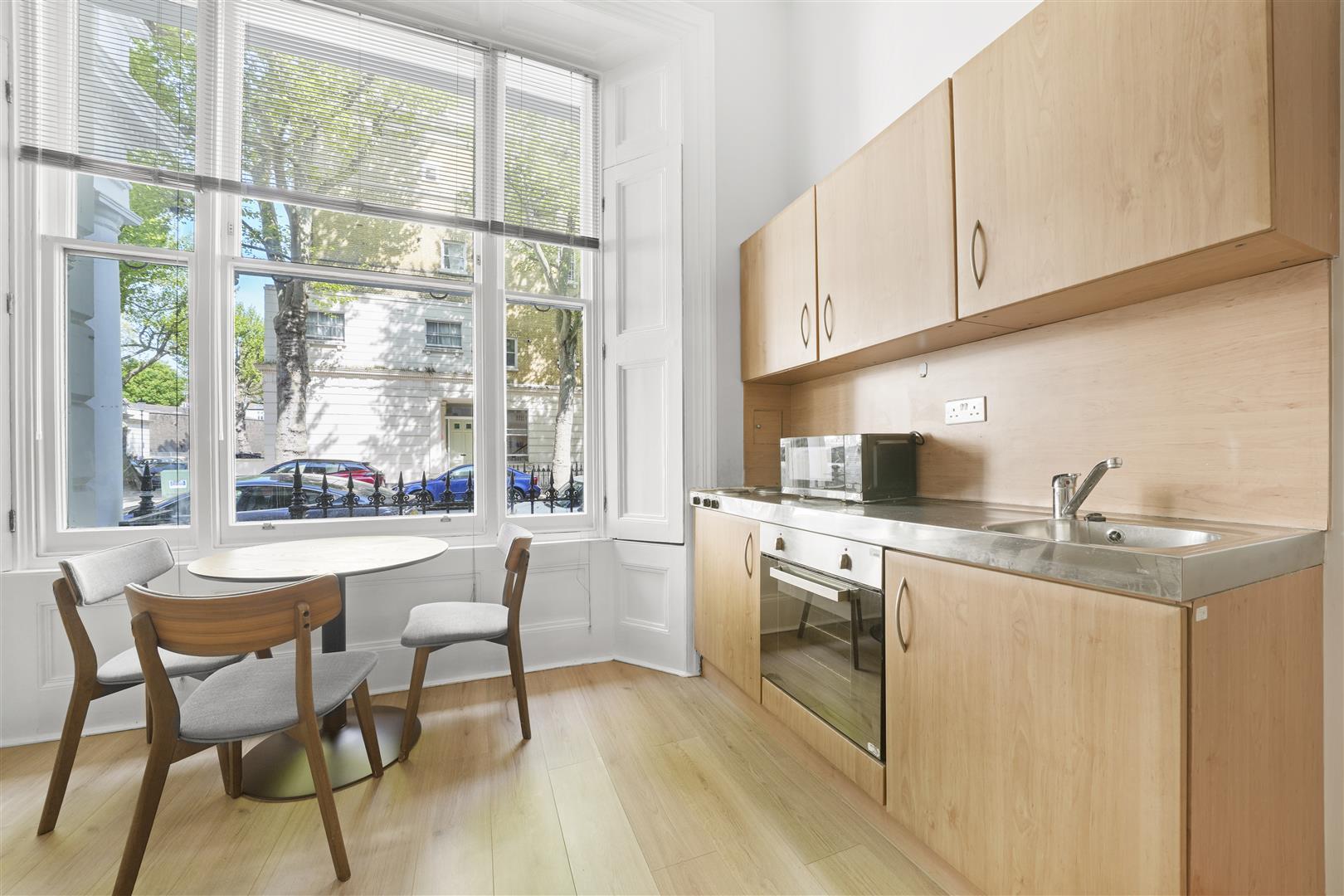 Flat Linden Gardens in Greater London