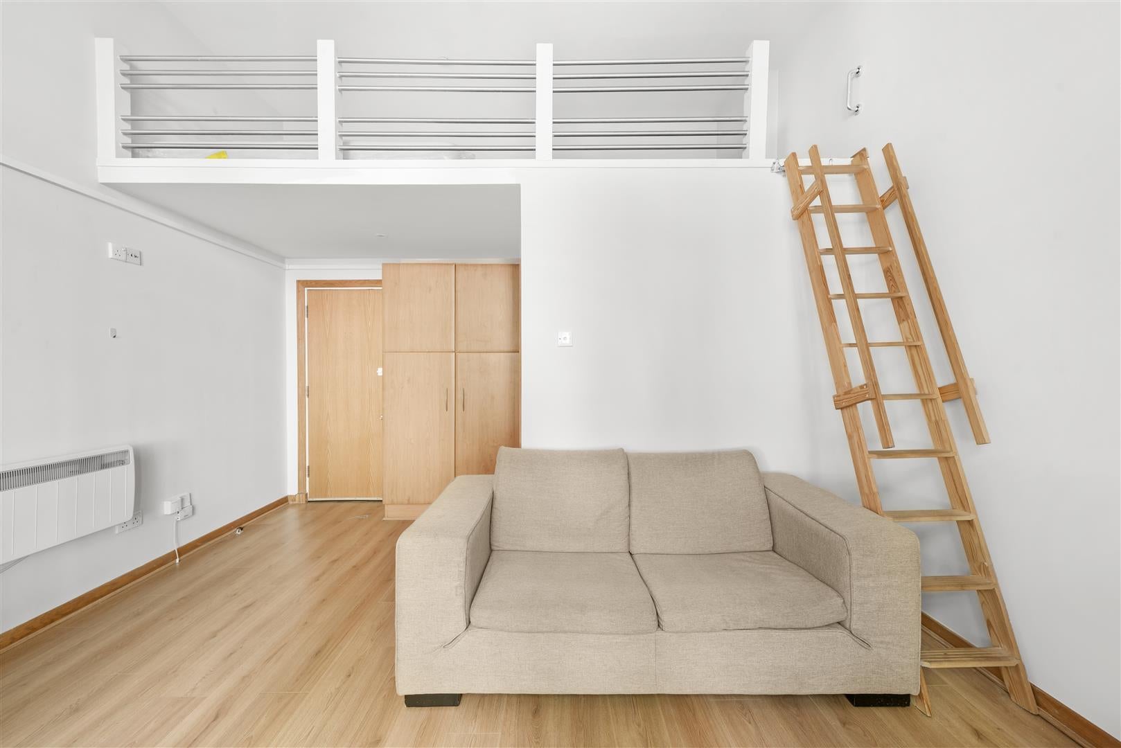 Flat Linden Gardens in Greater London