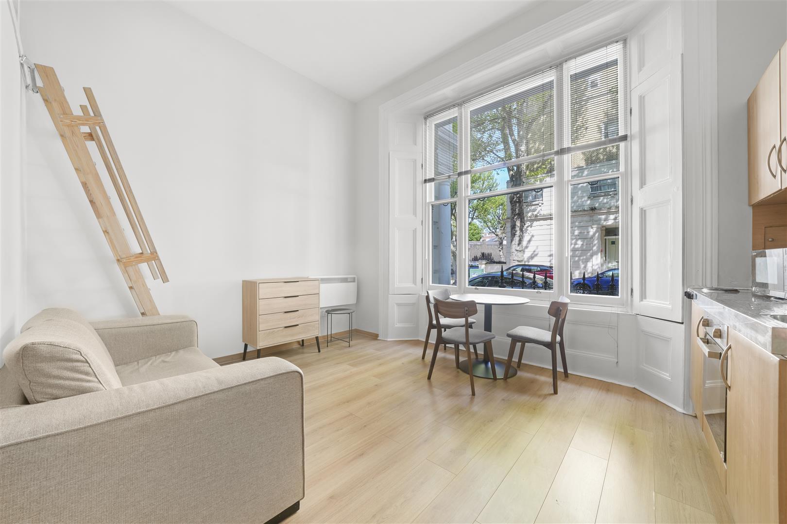 Flat Linden Gardens in Greater London