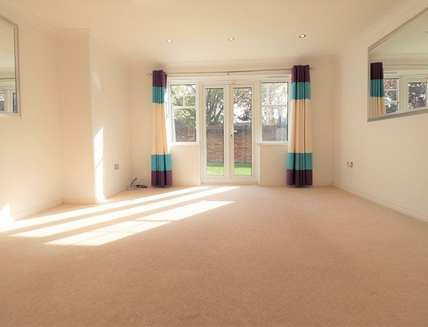 Flat Fairfield Road in Greater London
