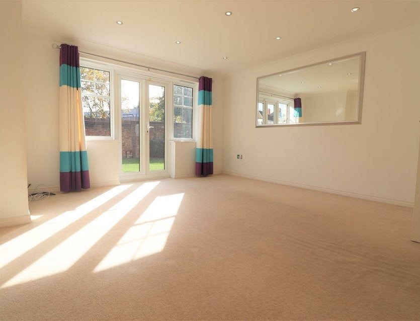 Flat Fairfield Road in Greater London