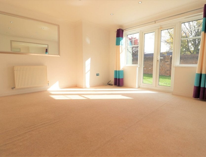 Flat Fairfield Road in Greater London