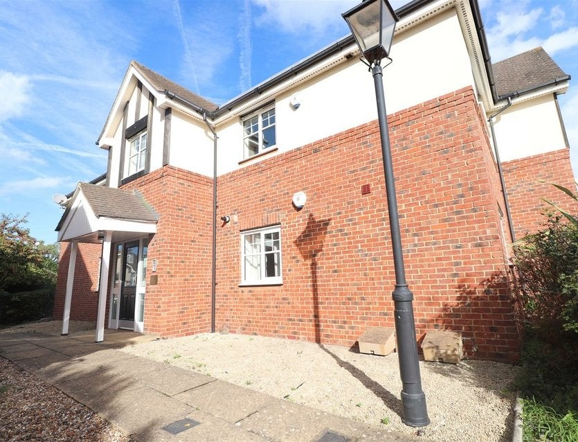 Flat Fairfield Road in Greater London
