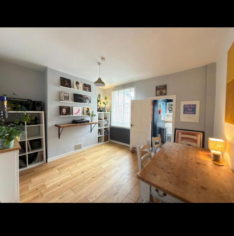 Room Neale Road in Manchester