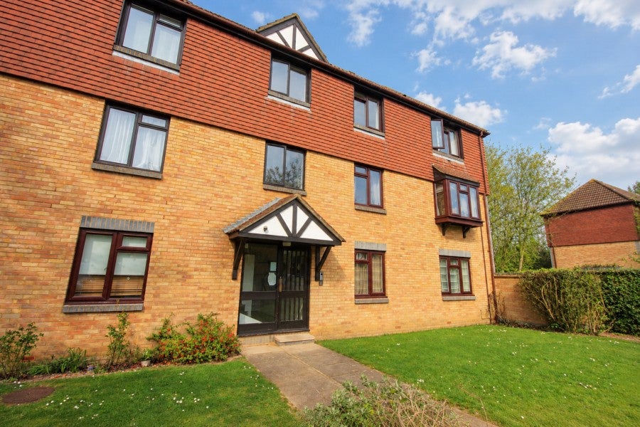 Flat Ladygrove Drive in Guildford
