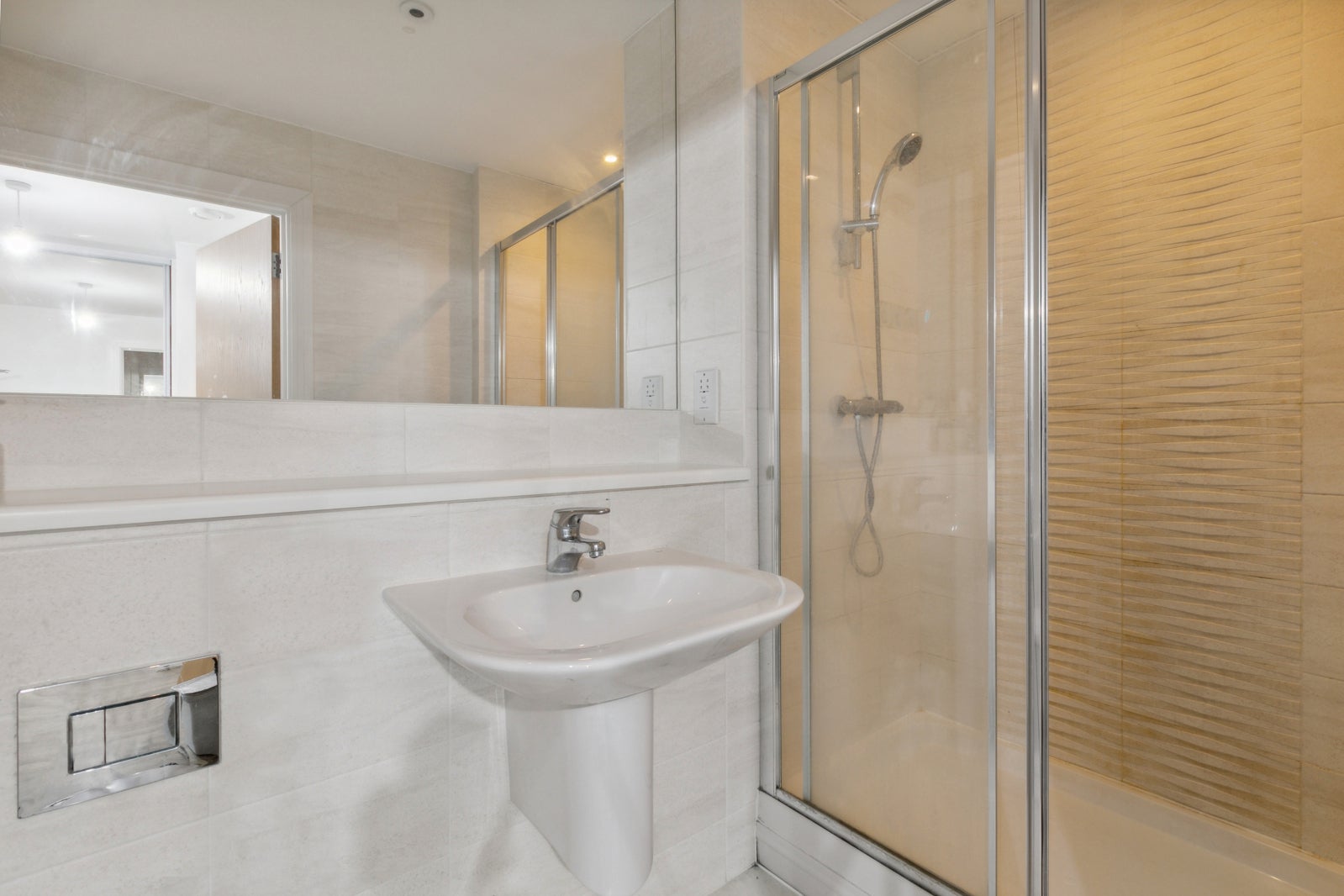 Flat Osiers Road in Greater London
