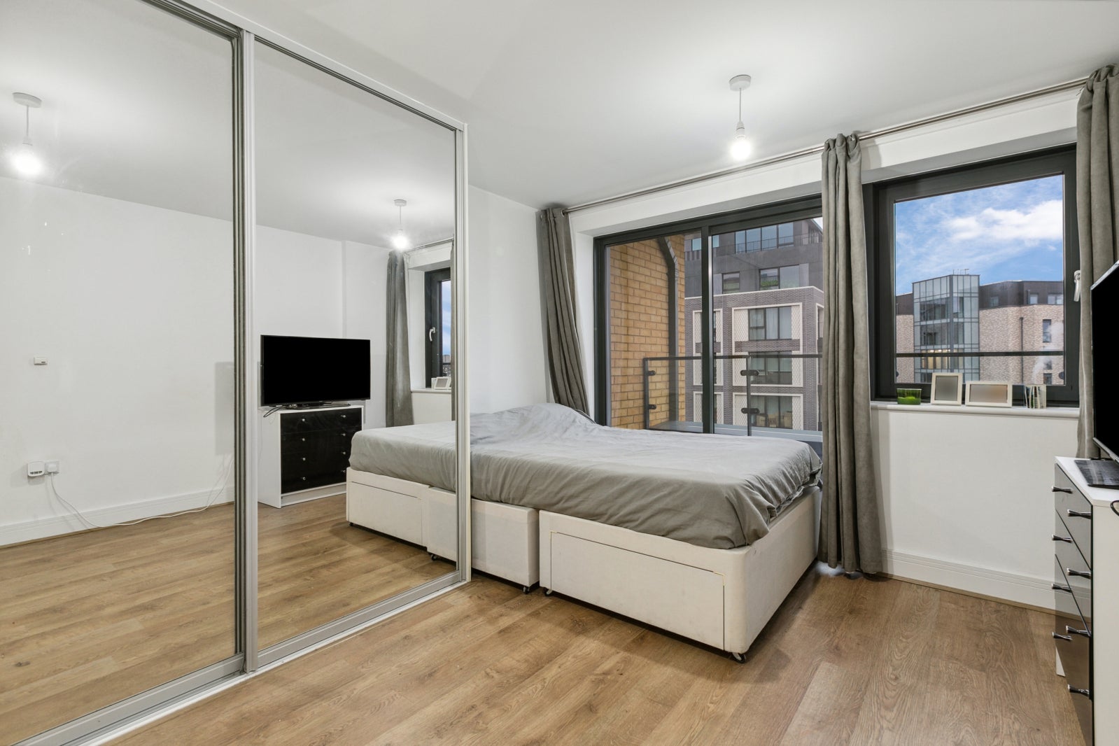 Flat Osiers Road in Greater London