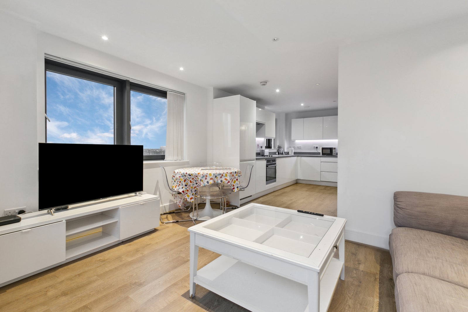 Flat Osiers Road in Greater London