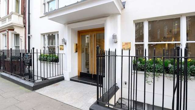Flat Hill Street in City of Westminster