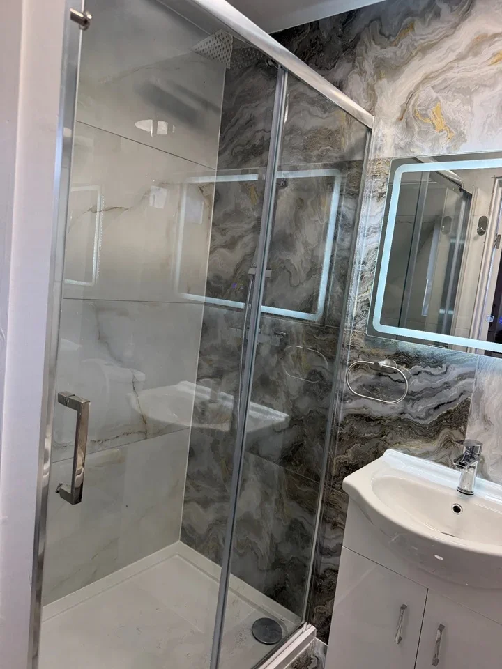 Room Shaftesbury Avenue in Greater London