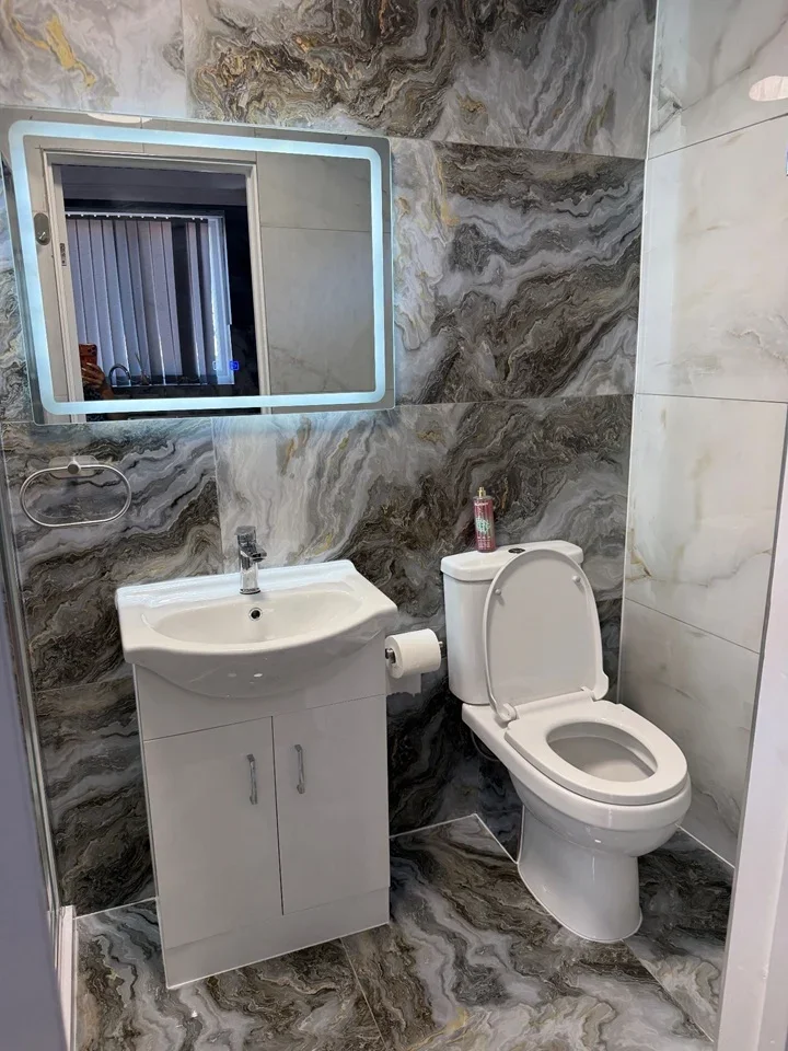 Room Shaftesbury Avenue in Greater London