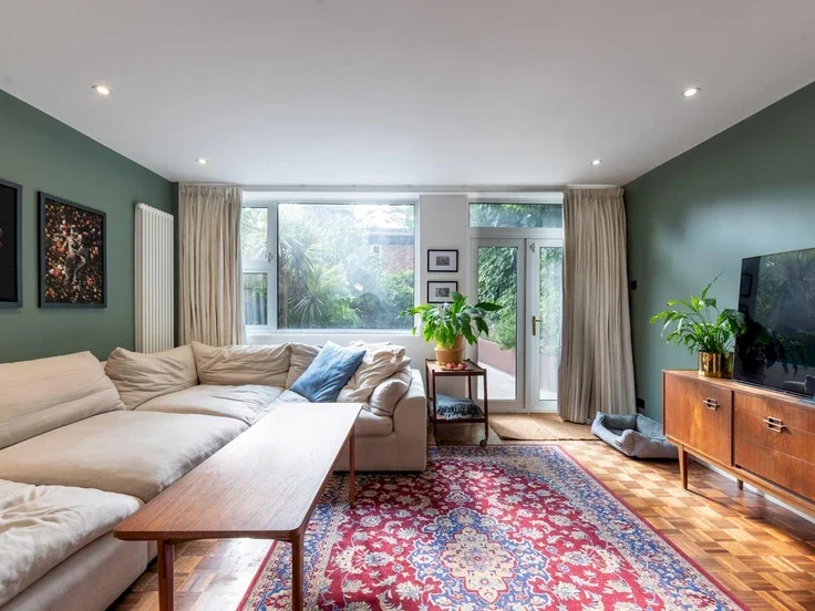 House Hollymount Close in Greater London