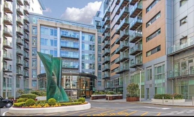 Flat Queenstown Road in Greater London