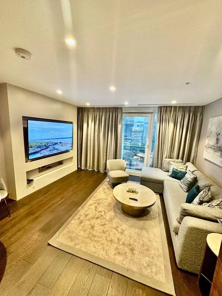 Flat Queenstown Road in Greater London