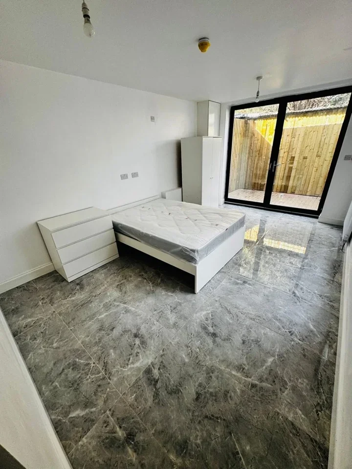 Flat Nursery Road in Greater London