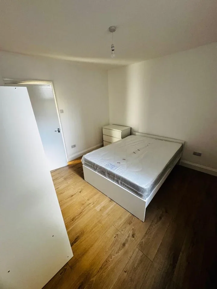 Flat Nursery Road in Greater London