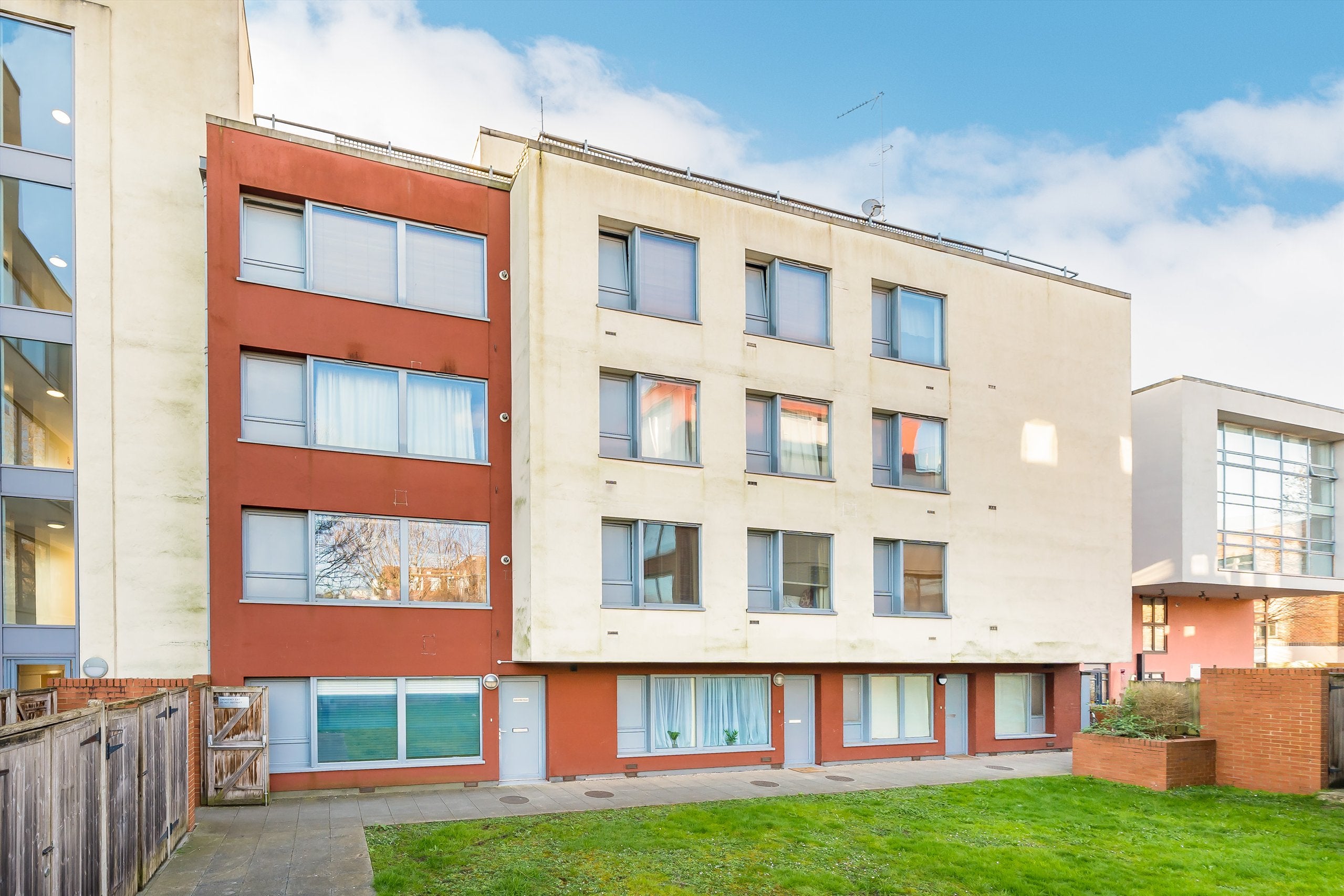 Flat Elm Grove in Greater London