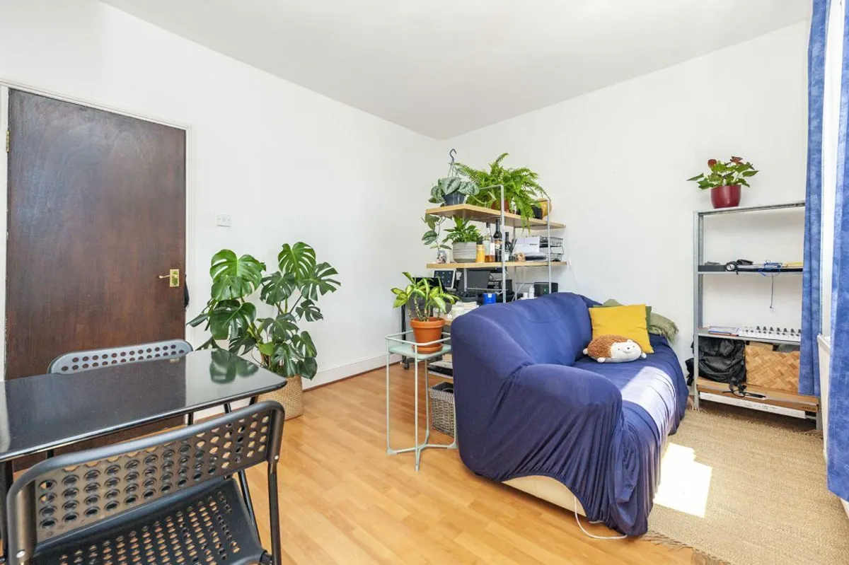 Flat Edgeley Lane in Greater London