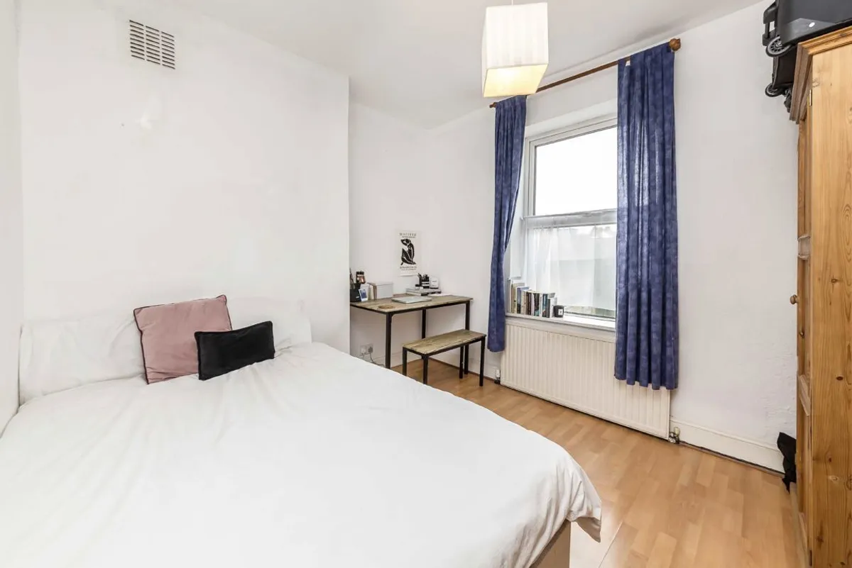 Flat Edgeley Lane in Greater London