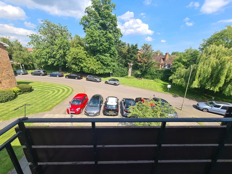 Room Cedar Drive in Greater London