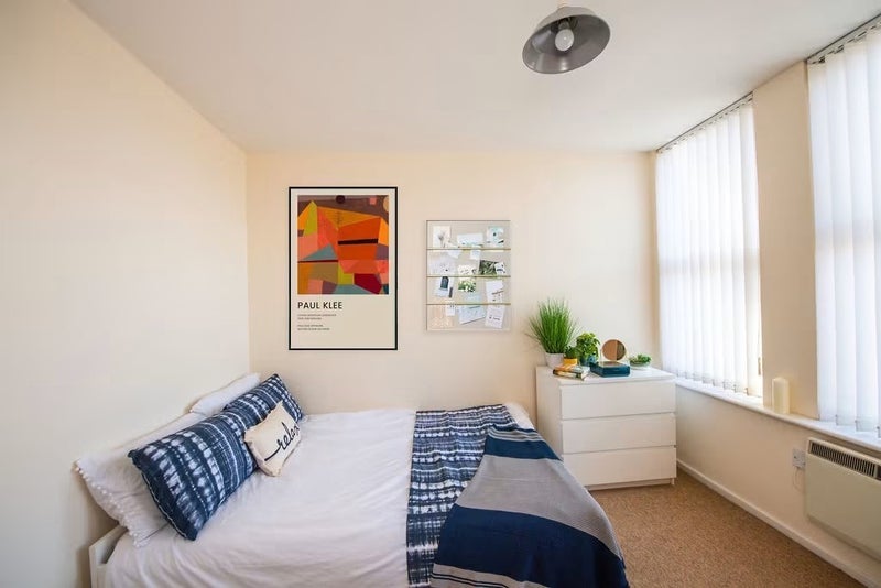 Room Grosvenor Road in Liverpool