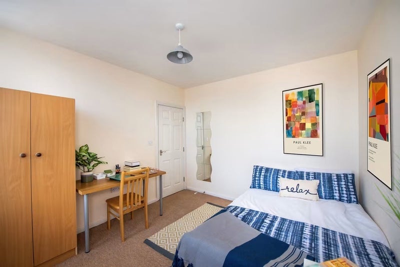 Room Grosvenor Road in Liverpool