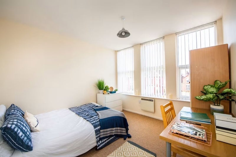 Room Grosvenor Road in Liverpool