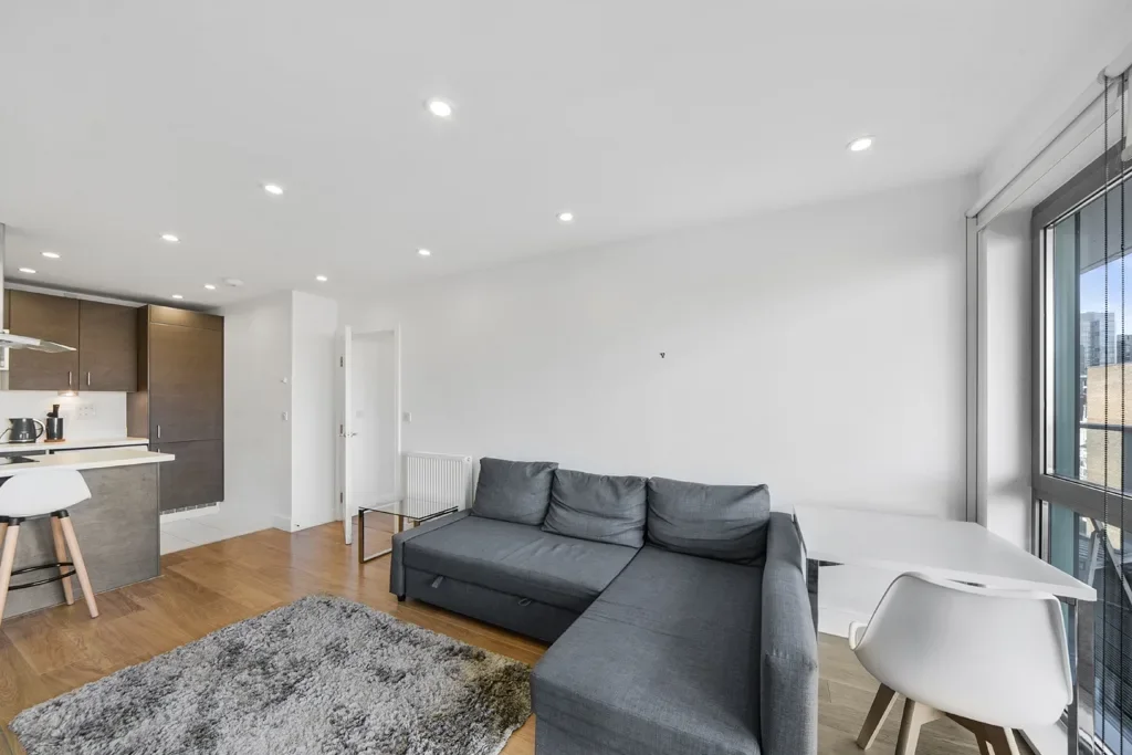 Flat Christian Street in Greater London