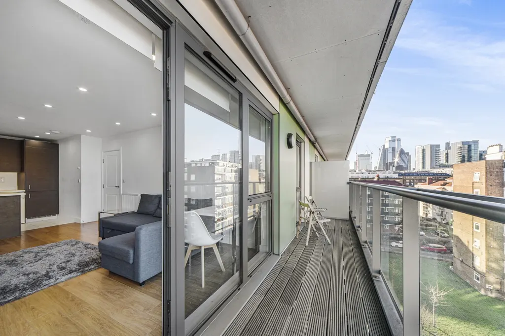 Flat Christian Street in Greater London