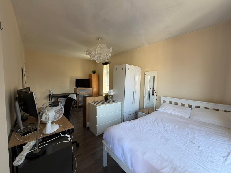 Room Mintern Street in Greater London