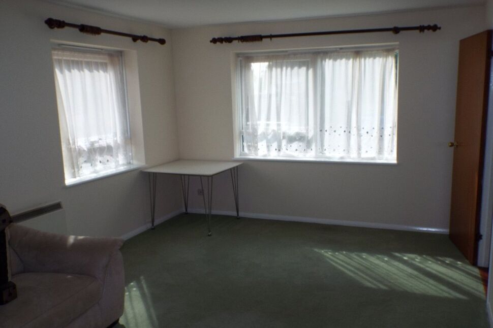 Flat Kimberley Close in Slough
