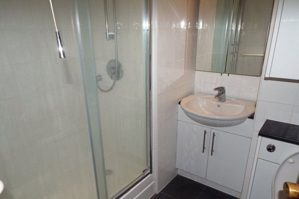 Flat Kimberley Close in Slough