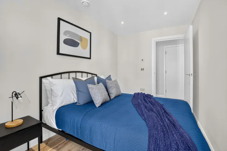 Flat Violet Road in Greater London