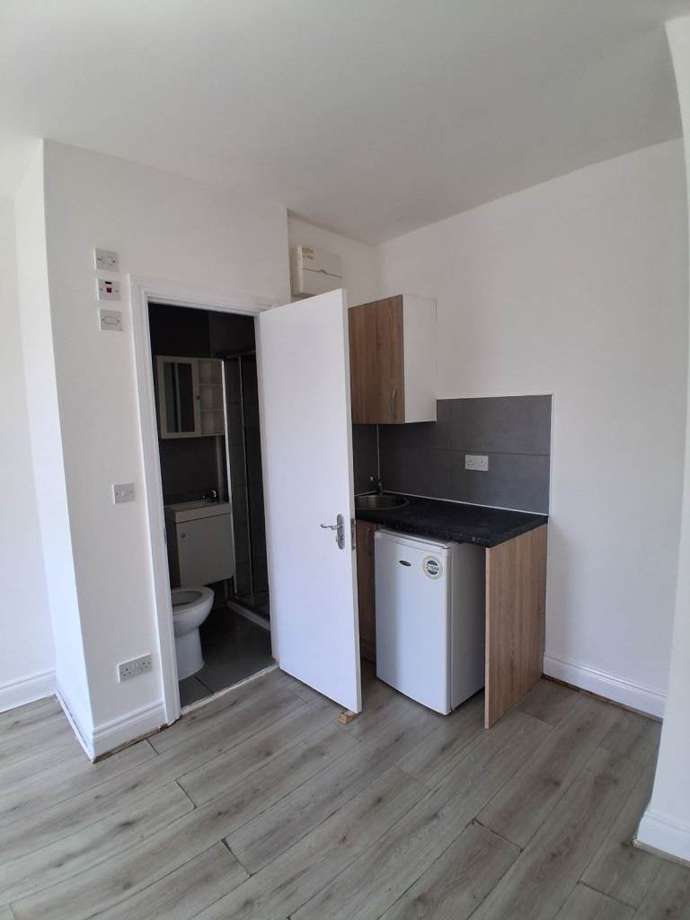 Flat Ruislip Road in Greater London