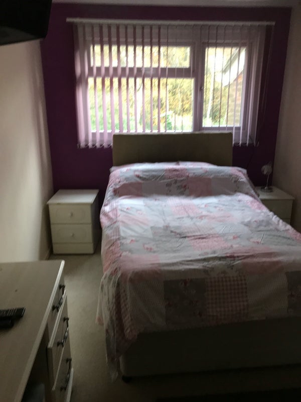 Room Dampier Walk in Crawley