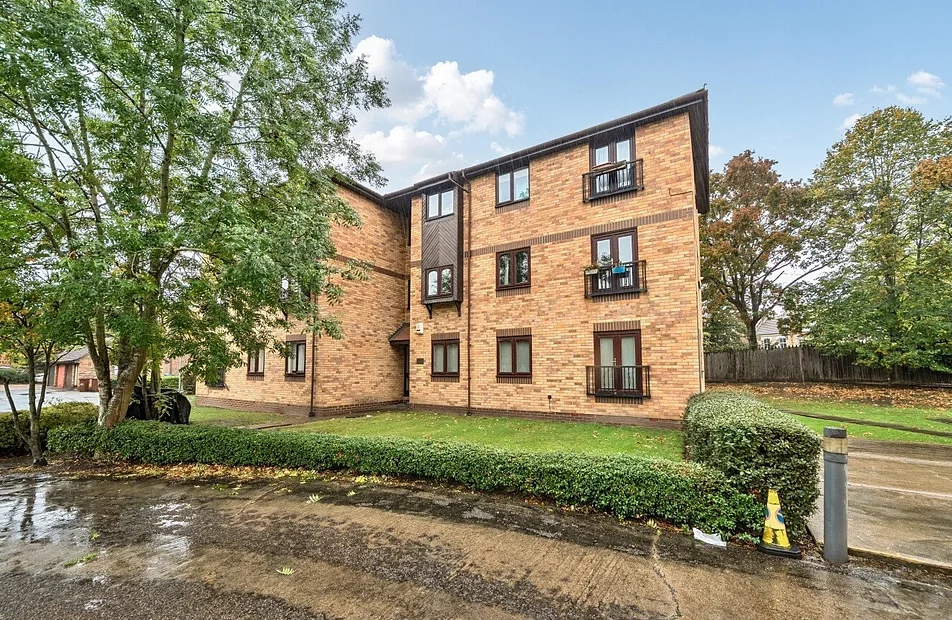 Flat Whitstable Close in Greater London