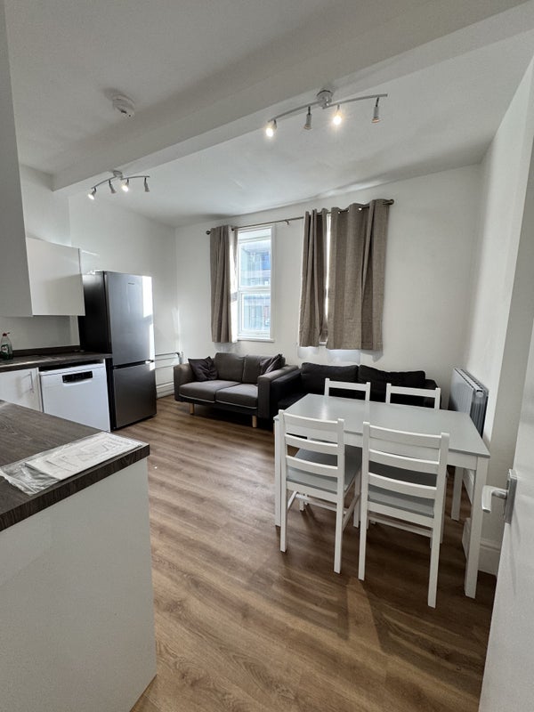 Room Glenthorne Road in Greater London