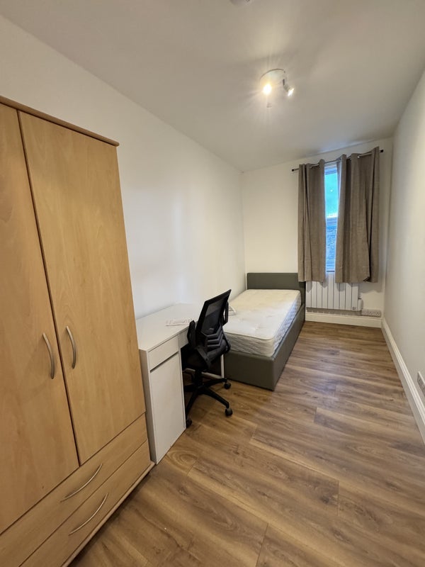 Room Glenthorne Road in Greater London