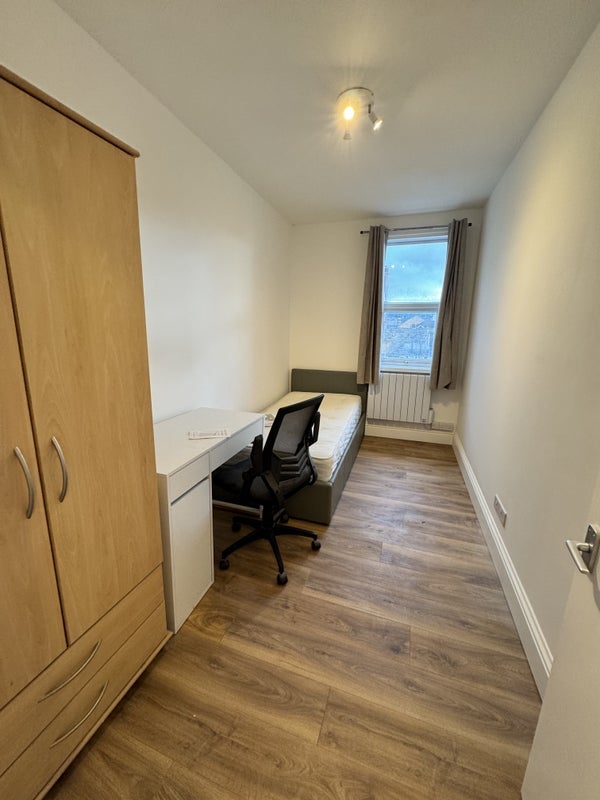 Room Glenthorne Road in Greater London