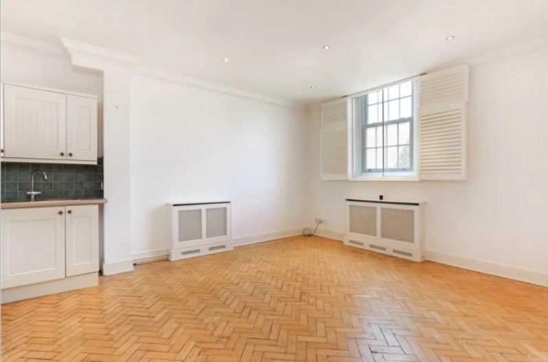 Flat Sutton Court Road in Greater London