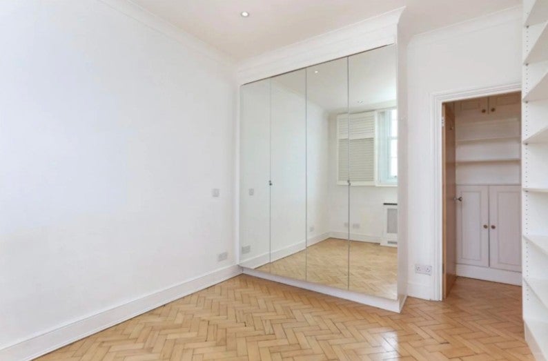 Flat Sutton Court Road in Greater London